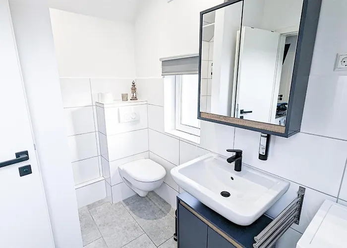 Alfa 3br 5 Beds Netflix Inet Ebk Wasen Nahe Daimler L Bathroom L Kitchen L Wifi & Smarttv L 3 5 Betten L Kueche L Duschbad דירה